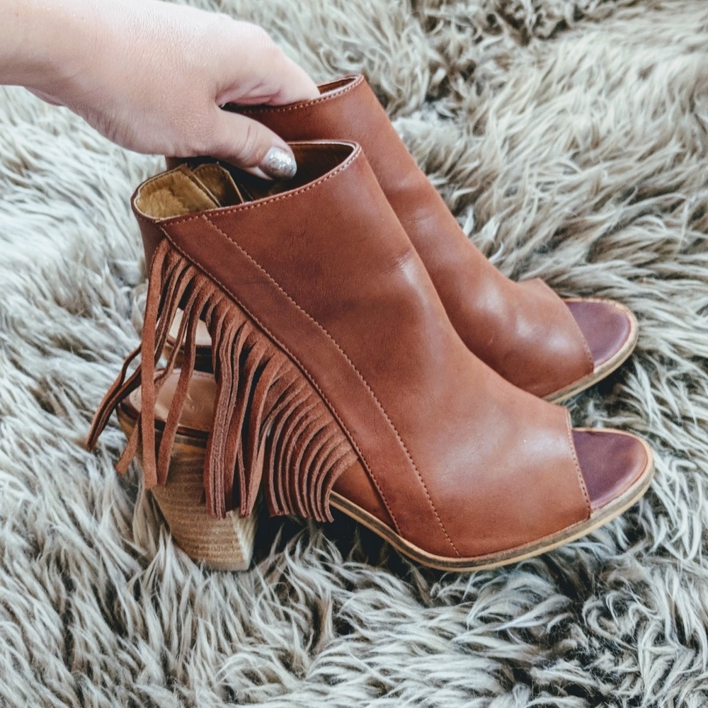 💥Host Pick💥 Catherine Malandrino Fringe bootie